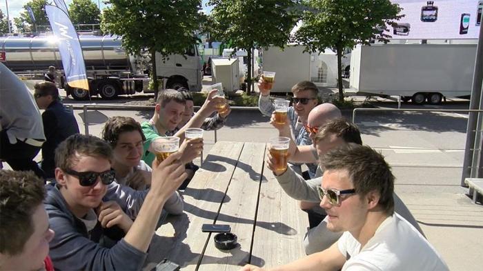 Det er god anledning til å nyte både mat og drikke, både ute og inne. Foto: Stein Inge Stølen