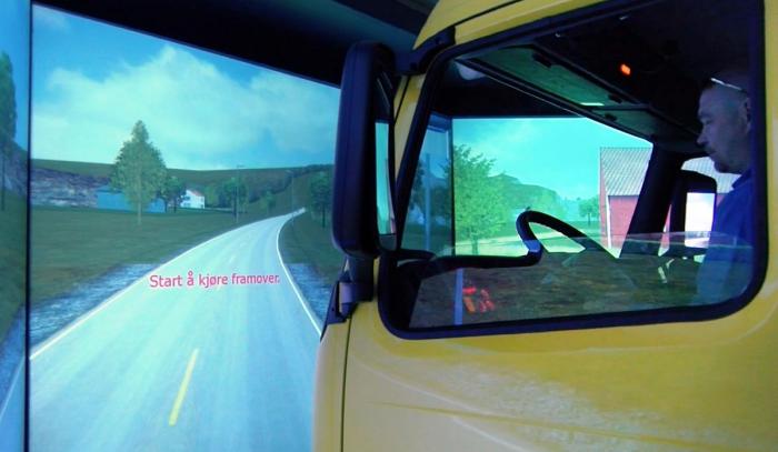 Mellom hall B og hall C kan du teste en særdeles sofistikert lastebilsimulator. Foto: Stein Inge Stølen