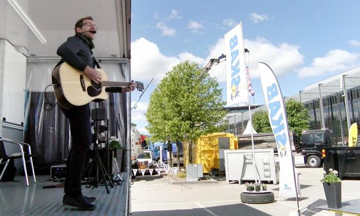 For den som ønsker å ta en hvil i solsteika, kan vi by på live musikk med dyktige trubadurer. Foto: Stein Inge Stølen