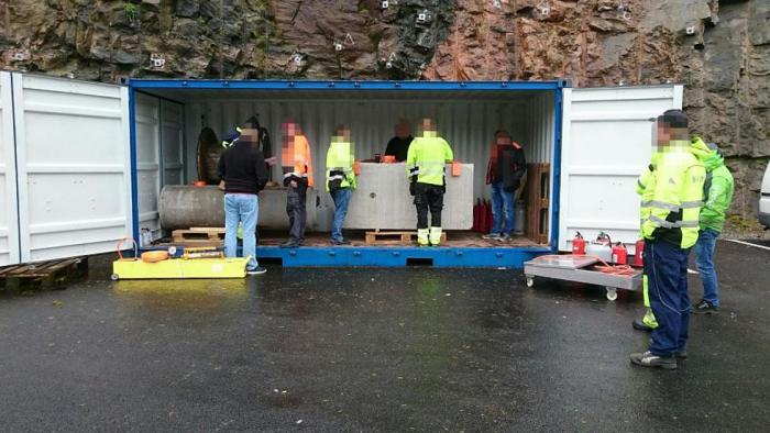 Deler av den praktiske lastesikringsundervisningen ble foretatt uten lastebil til stede. Det likte Vegvesenets kontrollører dårlig. Foto: Statens vegvesen