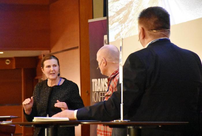 Vegdirektør Ingrid Dahl Hovland sammen med NLF-direktør Geir A. Mo og konferansier Jan Erik Larssen under NLFs transportkonferanse. Foto: Stein Inge Stølen