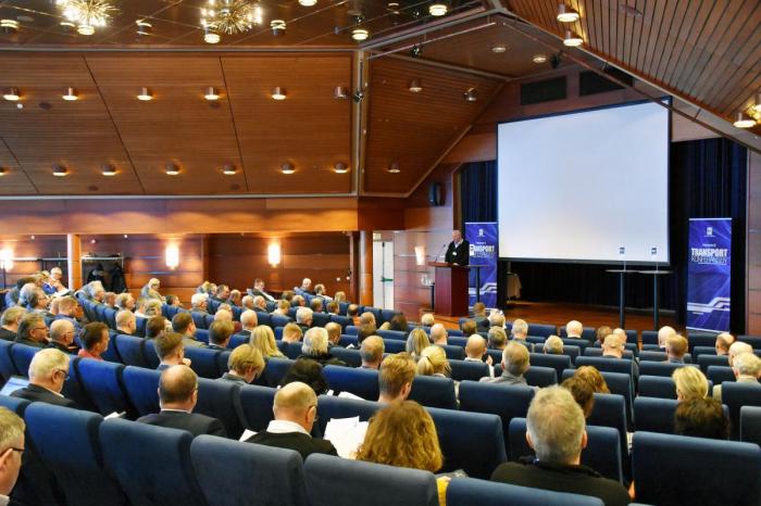 Her åpner forbundsleder Tore Velten årets transportkonferanse foran en fullsatt sal på Holmen Fjordhotell. Foto: Stein Inge Stølen