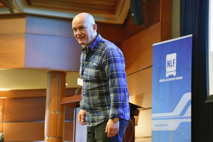 Jan Erik Larssen gjorde stor suksess som moderator under årets transportkonferanse. I 2019 er han tilbake! Foto: Stein Inge Stølen