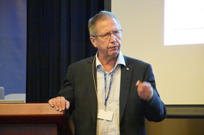 Vegdirektør Terje Moe Gustavsen trives blant NLF-erne. Foto: Stein Inge Stølen