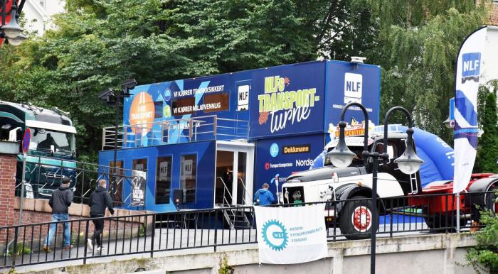 Det var ikke akkurat vanskelig å finne NLFs transporttorg utenfor Trefoldighetskirken i Arendal. I tillegg til den enorme NLF-traileren trakk en flott veteran-Volvo fra 1970 og en over 30 meter høy kran publikums oppmerksomhet. Foto: Stein Inge Stølen