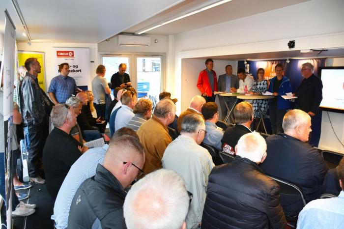 Det var som oftest stinn brakke i NLFs turnetrailer da politikerne stilte til debatt, som her i Stavanger. Foto: Stein Inge Stølen