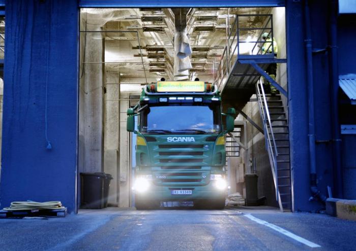 Rundt halv sju er Troy Egeland på plass for lasting. I «tunnelen» er lasset allerede veid opp og ligger klart. Foto: Lars Thorvaldsen