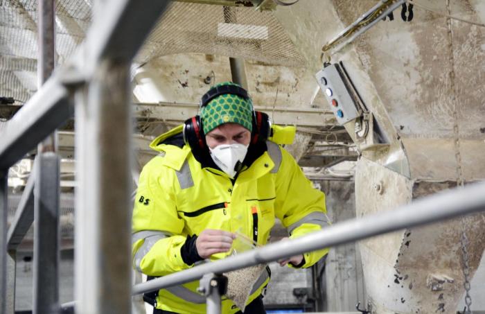 Kvalitetsrutiner er en viktig del av arbeidsdagen. Prøvene av fôret skal sikre at eventuelle feil fanges opp. Foto: Lars Thorvaldsen