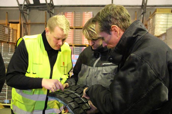 Ansatte ved godsterminalene får opplæring av Statens Vegvesen i å oppdage avvik. Foto: Elin Fykerud Johannessen / Statens Vegvesen