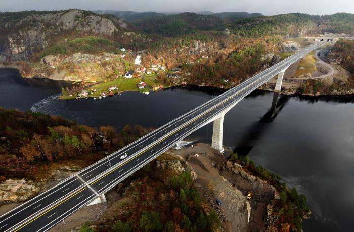 HAR ÅPNET: Trysfjordbrua er den største konstruksjonen i prosjekt E39 Kristiansand vest - Mandal øst, som Nye Veier satte trafikk på torsdag 24. november 2022.