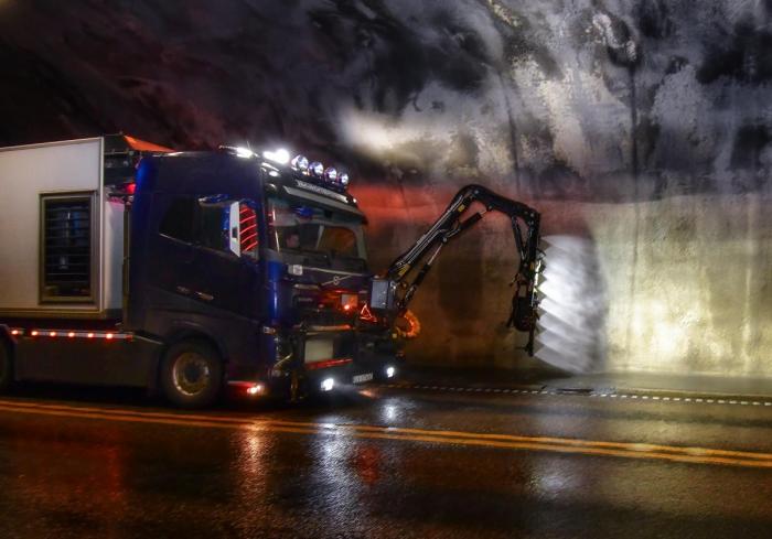 Det er viktig for trafikksikkerheten at det er god sikt i tunnelene og at skilt er godt synlige. Tunnelvask er en viktig rutine i tunnelvedlikeholdet. Foto: Knut Opeide / Statens vegvesen