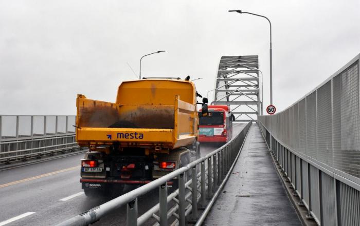 Nå slipper lastebilene å kjøre side om side med bussene, og kan i stedet benytte samme felt. Foto: Stein Inge Stølen