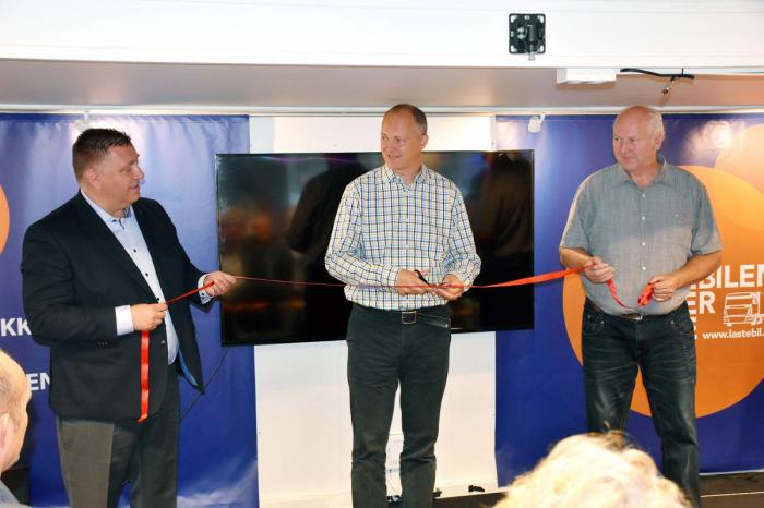 Samferdselsminister Ketil Solvik-Olsen klippet snoren og erklærte turneen for startet 9. august på Youngstorget. Foto: Stein Inge Stølen