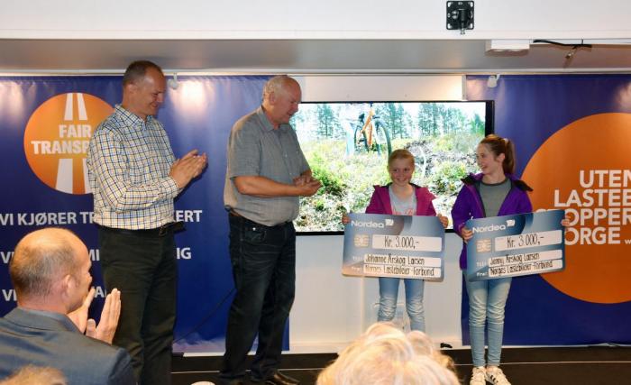 Her mottar Johanne og Jenny en oppmerksomhet fra samferdselsminister Ketil Solvik-Olsen og forbundsleder i NLF, Tore Velten. Foto: Stein Inge Stølen