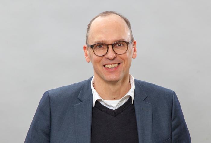 POSITIVT: Ulric Långberg, samfunnspolitisk sjef hos Sveriges Åkeriföretag, forteller at arbeidet med å godkjenne lengre kjøretøy på opptil 34,5 meter har pågått i mange år, hvor både undersøkelser og testkonvoier i reell drift har vist betydelige positive effekter.