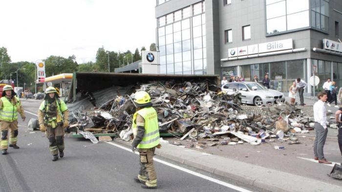 Ulykken på E18 Maritim er et godt eksempel på hva som kan skje når containeren ikke er tilstrekkelig sikret. Foto: Politiet