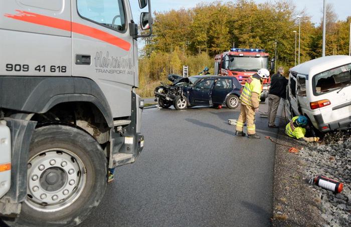 Lastebiler er en viktig ressurs ved ulykker. Ofte brukes de som mothold når man skal trekke ut en bil for å frigjøre fastklemte personer. Foto: Jan Harry Svendsen