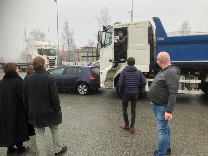 Senterungdommens Erlend Nytrøen fikk en aha-opplevelse da lastebilens blindsoner ble demonstrert. Foto: Knut Gravråk