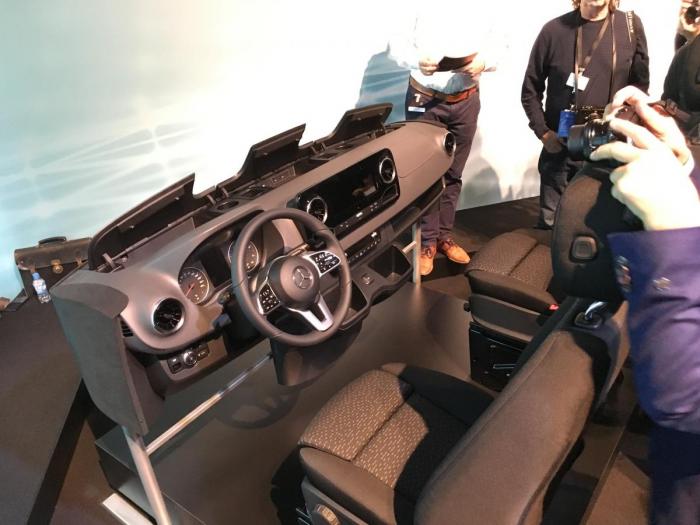 TOPPMODELLEN: Sprinter med alt utstyr får blant annet pianolakk på den midtre seksjonen av dashbordet og helt nye seter med lengdejustering av sitteputen. Nøkkelfri adgang og start blir standard på alle utgavene.