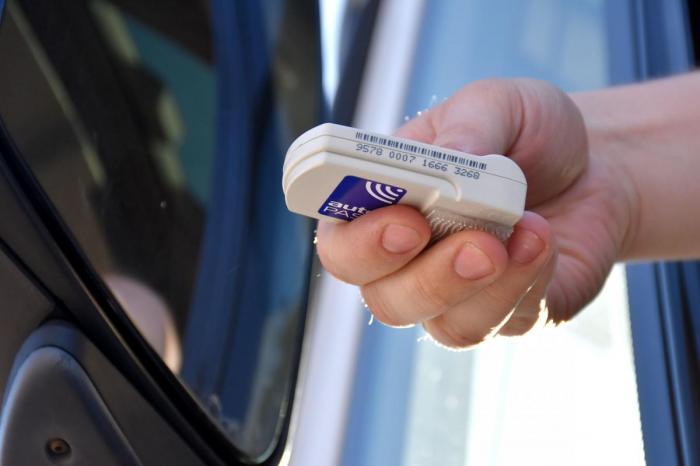 Stadig flere ferjesamband belastes over AutoPASS-brikken. Men i motsetning til bompenger, som er momsfritt, skal det beregnes 12% MVA på alle ferjebetalinger. Illustrasjonsfoto: Stein Inge Stølen