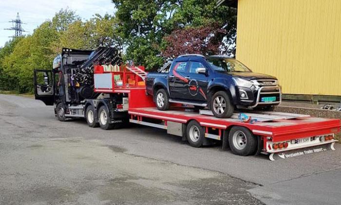 Ved å sette igjen kranbilene på oppdragsstedet og kjøre varebil til og fra byggeplassen, sparer de miljøet samtidig som ulykkesrisikoen og sjåførens belastning reduseres. Foto: Kristiansen Kran & Transport AS