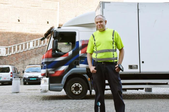 Michal Kozerivas utenfor Oslo Rådhus, hvor han skal utføre en av sine mange faste leveringer i sentrum. Foto: Stein Inge Stølen