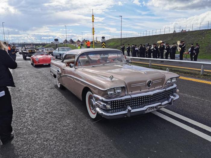 EN FLOTT ÅPNING: Av hensyn til smittevern ble selve åpningsseremonien forbeholdt kun inviterte gjester, men mange deltok i en herlig veteranbil- og publikumskortesje.Foto: Guttorm Tysnes
