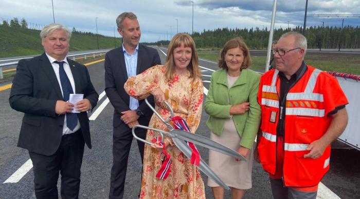 KLIPPET SNOREN: Statssekretær Ingelin Noresjø (KrF) i Samferdselsdepartementet klippet snoren til den nye motorveien mellom Løten og Elverum tre måneder tidligere enn planlagt.  Kjell Inge Davik (f.v.), Ståle Rød, Ingelin Noresjø, Ingrid Dahl Hovland og Taale Stensbye. Foto: Lars Helge Rasch