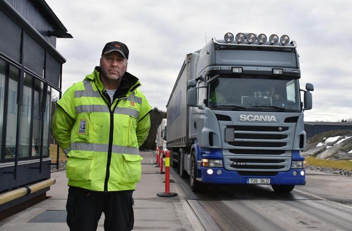 Øyvind Ivar Grotterød ved Statens vegvesen på Svinesund ser mange utrangerte lastebiler som passerer over grensen. Foto: Stein Inge Stølen