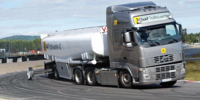 Opplæring i preventiv kjøring og test av velt har vært tilgjengelig på Vålerbanen i 15 år. Foto: Steinar Myhre / NAF Trafikksenter AS