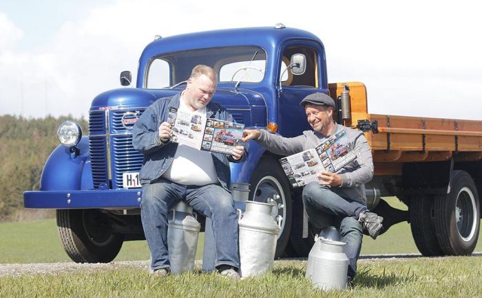 Forfatterne Morten Vatland og Svein-Ove Arnesen har gjort et grundig arbeid med den nye veteranlastebilboka. Foto: Transportforlaget