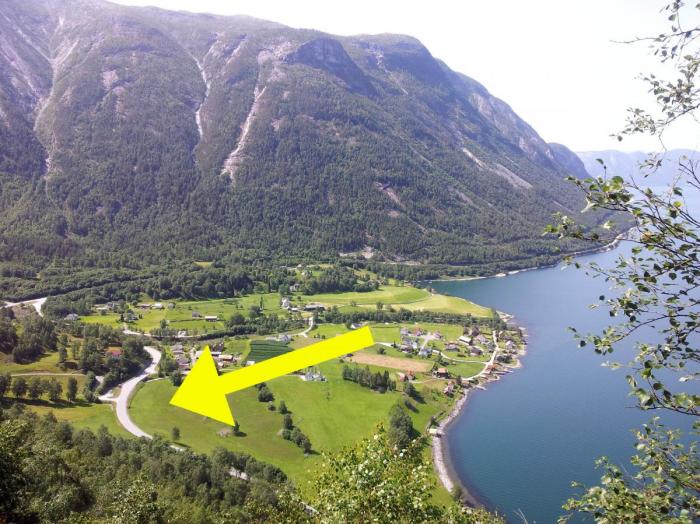 Vegen gjennom hjembygda til Ingrid Dahl Hovland skulle egentlig delt den i to. Men Hovland og andre initiativtakere fikk gjennomslag for å legge vegen i sving rundt bebyggelsen. Foto: Kjell Arvid Stølen