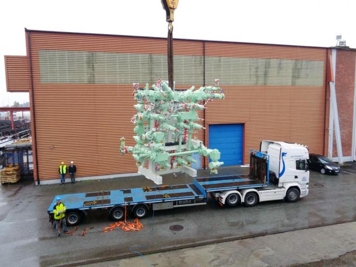 Viking Svensrud Transport tar ikke bare imot gods fra inngående båter, men henter også varer som skal sendes ut med båt. Her kommer en ferdigprodusert manifoil fra Horten industripark. Foto: Viking Svensrud Transport