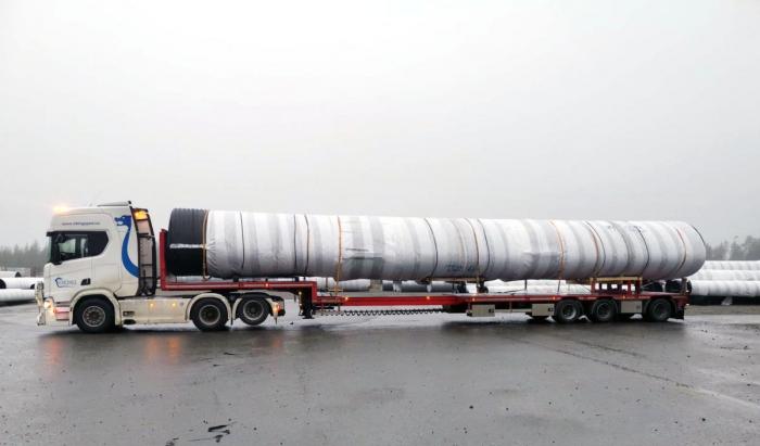 Det kommer stadig inn gods som ikke kan fraktes med tradisjonelle kjøretøylengder. Her kjøres rør med lengde på over 20 meter til Verdal. Foto: Viking Svensrud Transport