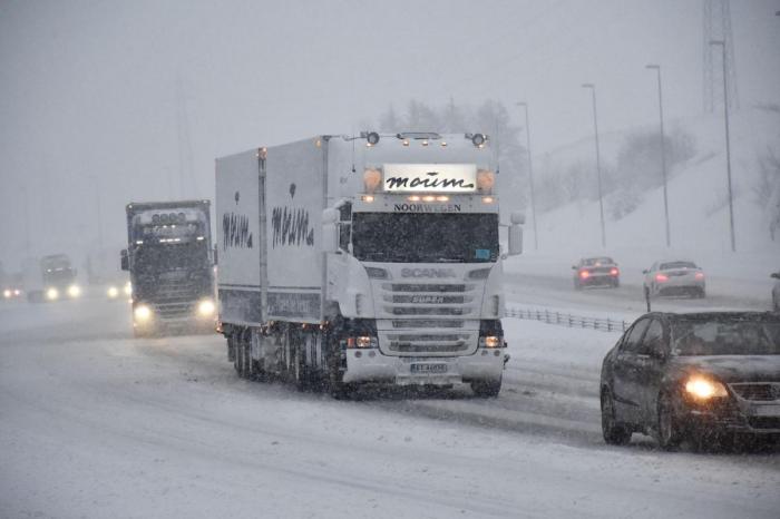 Selv under de aller tøffeste forholdene skal norske sjåfører ha full kontroll. NLF-bedriften Moum Transport har alt på stell. Foto: Stein Inge Stølen
