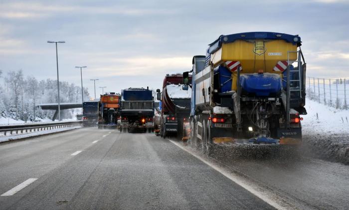 Enkelte steder, som her på E6 sør for Oslo, er fremkommelighet høyt prioritert. Derfor er det også solid beredskap på plass når snøen laver ned. Men slik er det ikke overalt. Foto: Stein Inge Stølen