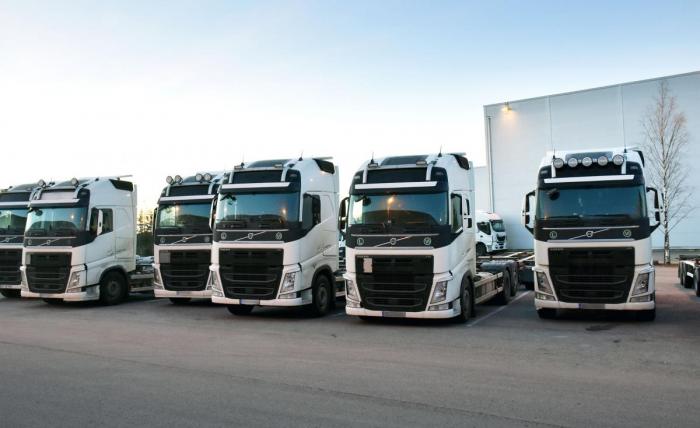 Flere av bilene på dette bildet er nå tatt i beslag av politiet. Foto: Stein Inge Stølen