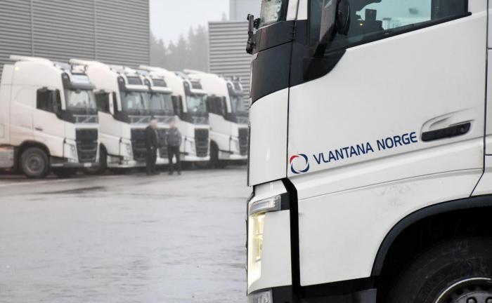 Det er fortsatt full rulle ved Vlantana Norges parkeringsplass og verksted i Brages veg på Gardermoen. Foto: Stein Inge Stølen