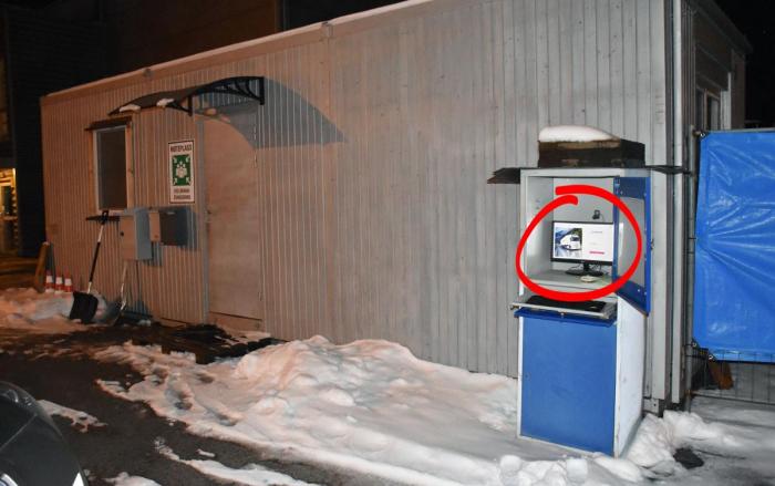 Midt på parkeringsplassen i Brages veg finner man denne dataterminalen, som står helt ulåst og usikret. Foto: Stein Inge Stølen