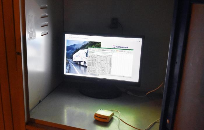 Inne på maskinen finner man timelister til ansatte med fullt navn. Foto: Stein Inge Stølen