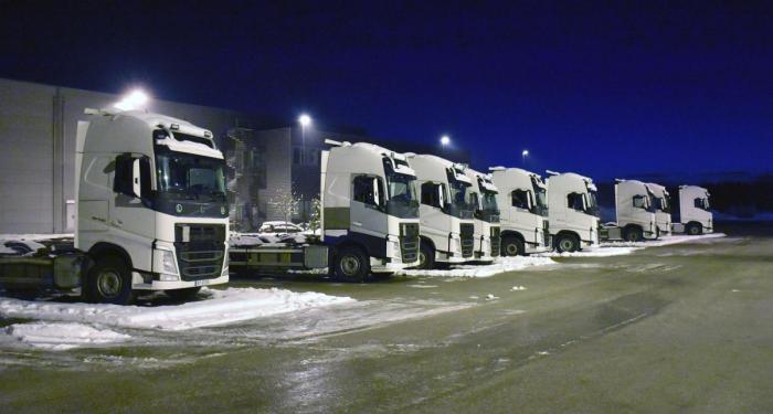 Ved Vlantana Norges biloppstillingsplass står det etterlatt ni lastebiler som tilhører leasingselskapene Danske Bank Trondheim og Volvo Finans. Resten er enten beslaglagt av politiet, eller flyttet til Litauen av Vlantana UAB. Foto: Stein Inge Stølen