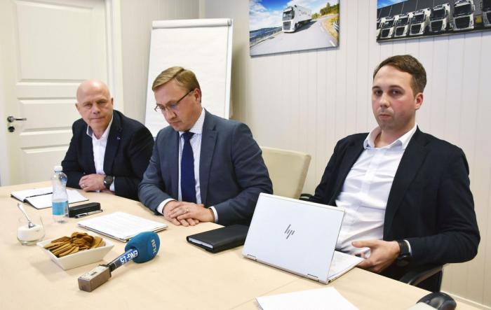 Vlantana Norge-ledelsen, fra venstre: Styremedlem Vladas Stoncius Senior, aksjonærrepresentant Tomas Stonys og styreleder Vladas Stoncius Junior. Daglig leder Terje Larssen var også tilstede under pressemøtet hvor dette bildet er tatt. Foto: Stein Inge Stølen