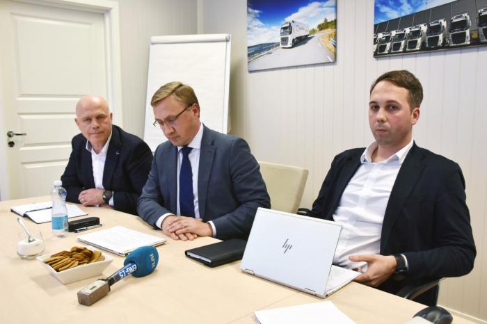 Under en pressekonferanse 18.11.2019 erkjente Vlantana Norge at det har foregått feilregistrering av arbeidstimer. Fra venstre: Styremedlem Vladas Stoncius Senior, aksjonærrepresentant Tomas Stonys og styreleder Vladas Stoncius Junior. Foto: Stein Inge Stølen