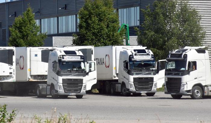 Her byttes det tralle mellom to Vlantana-trekkvogner. Et slikt tilfelle ble nylig anmeldt av Statens vegvesen da dokumentasjonen som fulgte med ikke fulgte lovpålagte krav. Foto: Stein Inge Stølen
