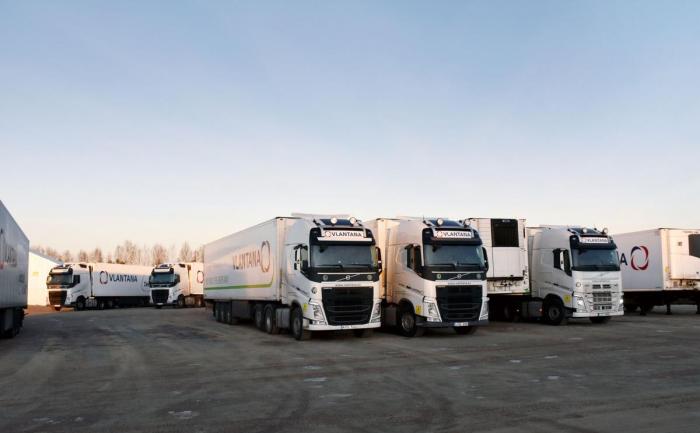 De utenlandskregistrerte lastebilene er fortsatt å finne på parkeringsplassen i Hovinmovegen. Inntil videre. Foto: Stein Inge Stølen