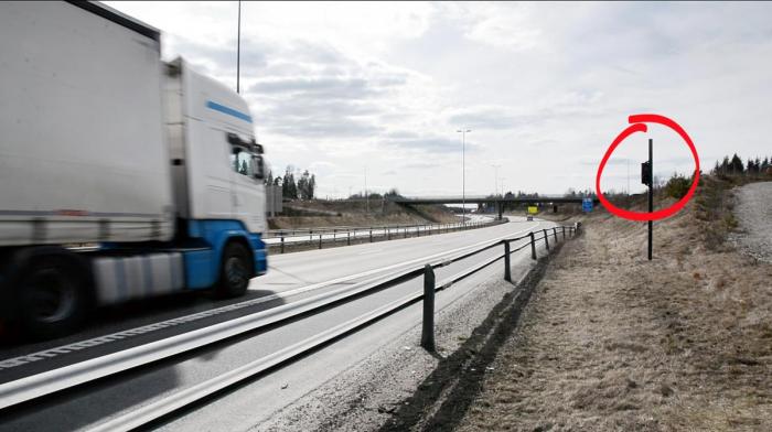 Til tross for å ha synlig bombrikke i frontruten, utløses ikke lyssignal i anlegget. Det indikerer at bombrikken er inaktiv. Foto: Stein Inge Stølen