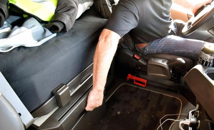 Det er ikke enkelt å få tilgang til kjøleskapet uten å bøye seg ned. Å hente ut kald drikke under kjøring kan derfor by på utfordringer. Foto: Stein Inge Stølen