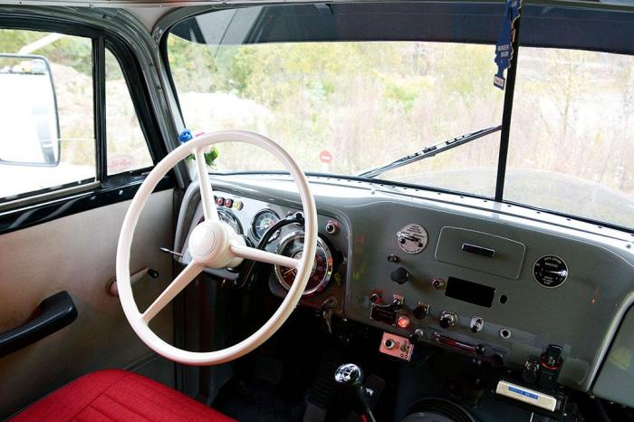 Førermiljøet var enklere før. Ingen skjermer. Ingen elektronikk eller unødvendig luksus. Hele koblingsskjemaet til bilen får plass på et A3-ark. Foto: Jan Harry Svendsen