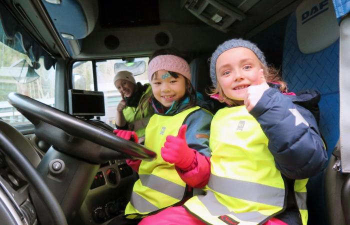 Elevene ved Solbakken skole i Trøndelag storkoste seg bak rattet da lastebilen kom til skolen i oktober. Foto: Roar Melum