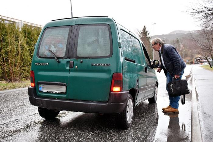 På vakt: Lastebileieren er alltid mistenksom til varebiler som lusker på området, og han nøler derfor ikke med å stoppe bilister for å ta en nærmere prat. Foto: Stein Inge Stølen